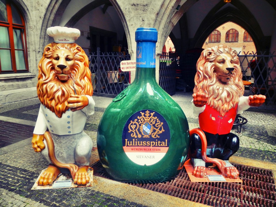 Inside Rathaus Glockenspiel 10