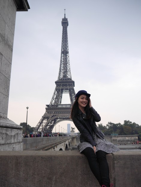 travel blogger in paris